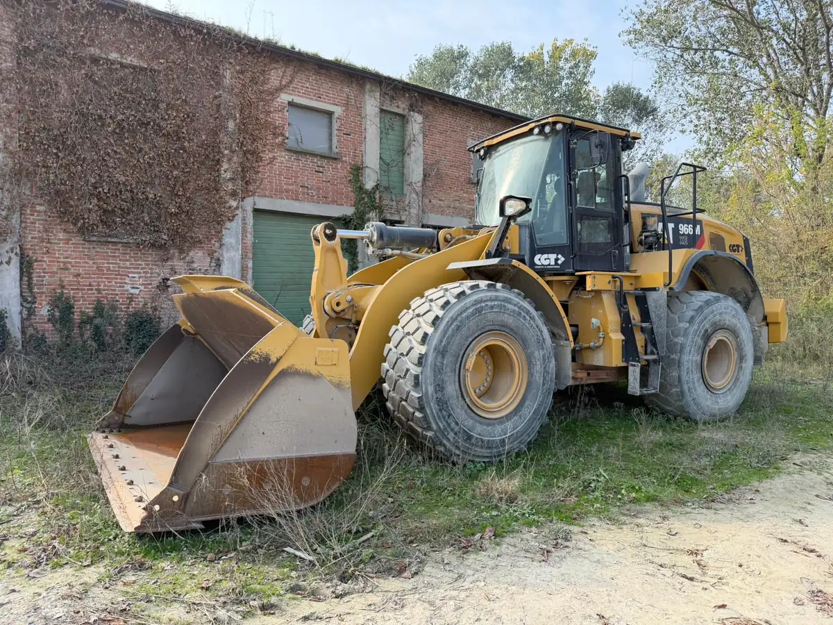 CAT 966M — Pala gommata